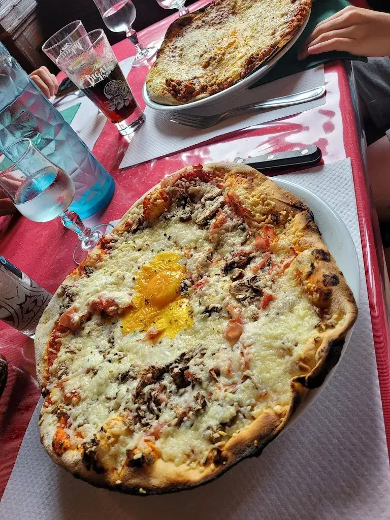 Gino's Pizzeria Restaurant in Saint-Jean-de-Bournay