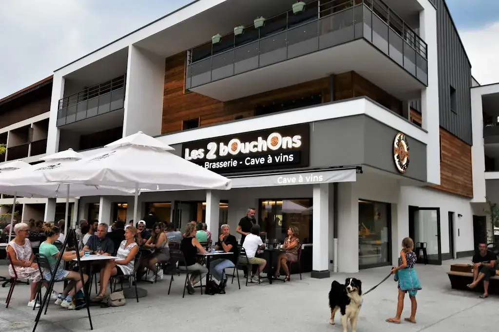 brasserie - cave à vins - les 2 bouchons Restaurant in Saint-Jean-de-Sixt