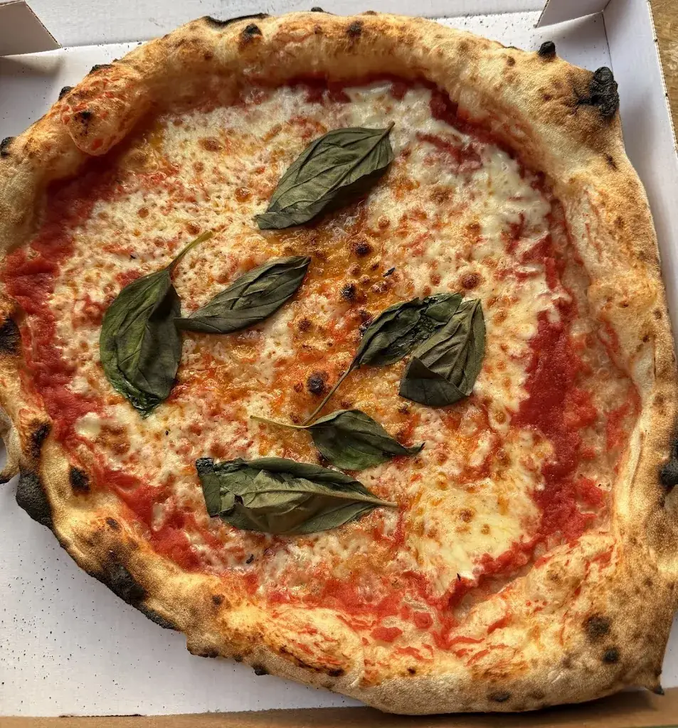 Pizza Pietro_Saint-Jean-de-Sixt_slider_image_3