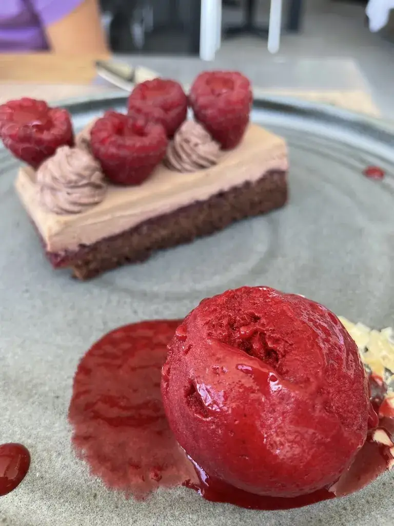 Karl Xavier_Restaurant Les Cocottes Porte de Genève_Saint-Julien-en-Genevois_review