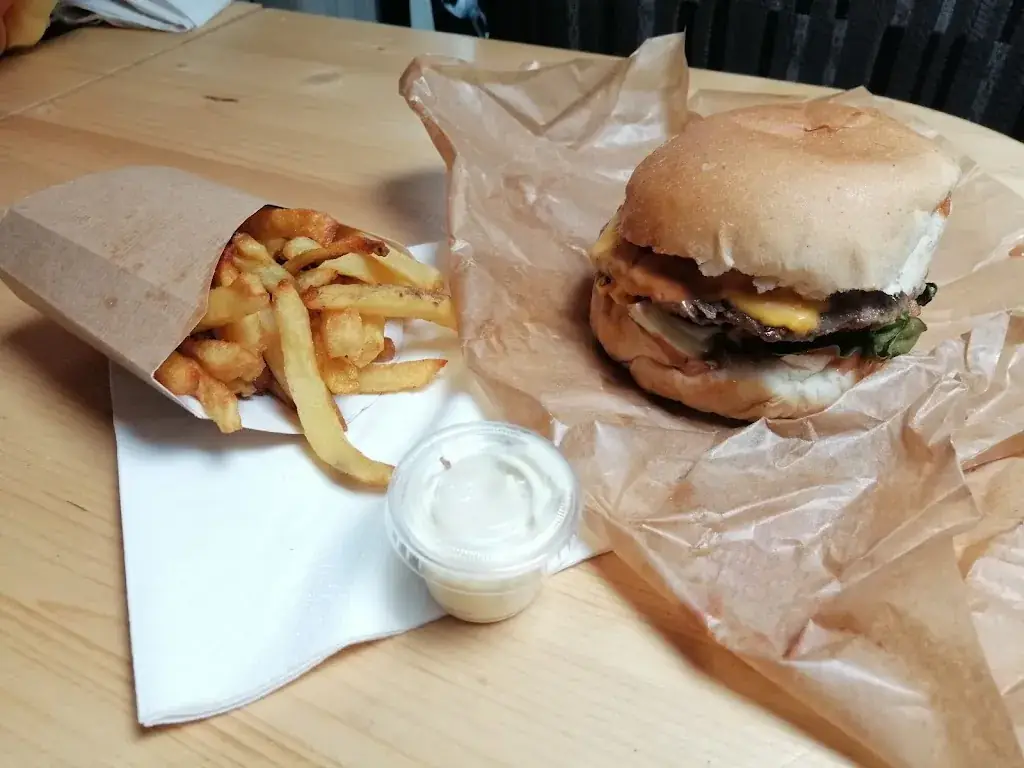 Thomas Wüest_Crazy Burger saint just saint rambert_Saint-Just-Saint-Rambert_review