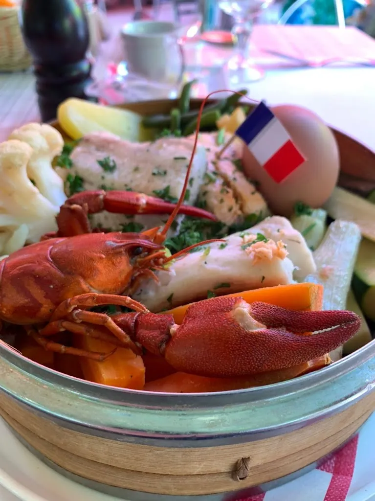 PREEYANUCH KRITSANAKARN_Hôtel – Restaurant – Bar Les Tilleuls_Saint-Jorioz_review