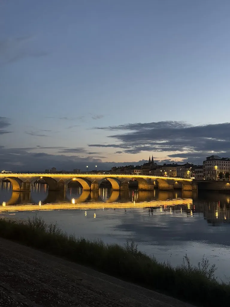 Oleksandra Momotok_La villa St l'ô_Saint-Laurent-sur-Saône_review