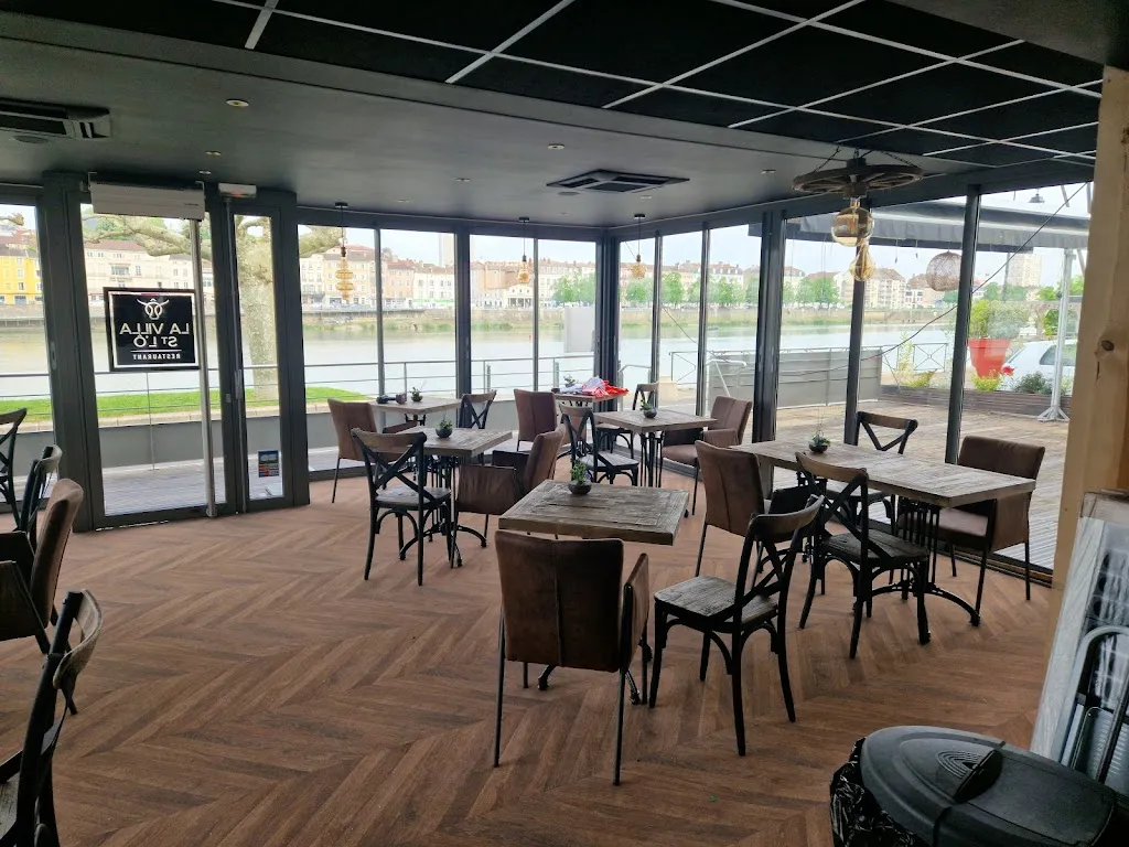 La villa St l'ô restaurant in Saint-Laurent-sur-Saône