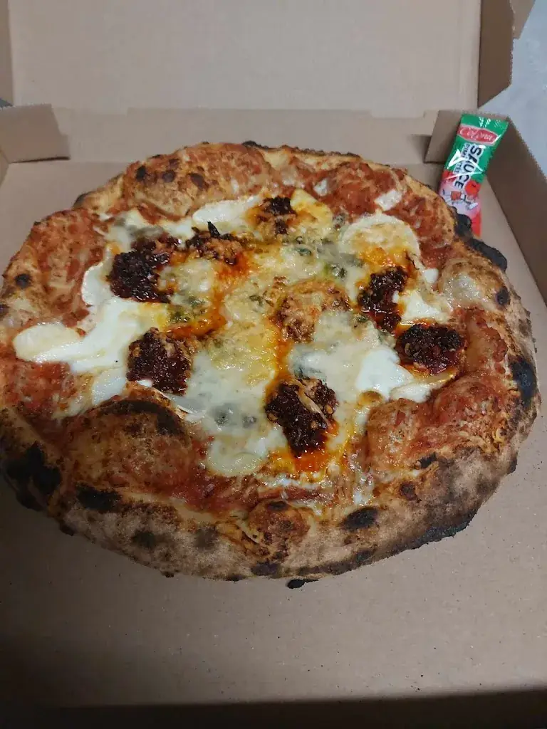 Pizza de JP et Lolo_Saint-Laurent-de-Mure_slider_image_1