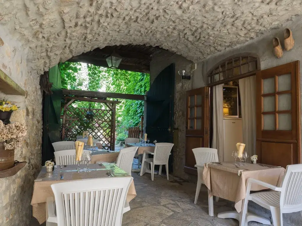 Auberge de Lagernate restaurant in Saint-Just-d'Ardèche