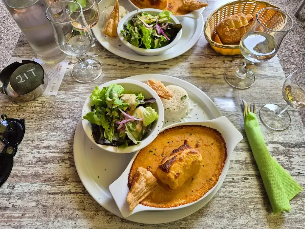 Cat_Restaurant La Matinière_Port_review