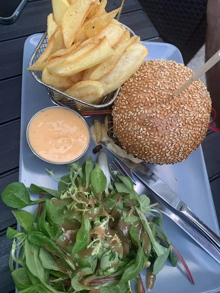 Salomé Vialle_Bar de la place_Saint-Martin-de-Valamas_review