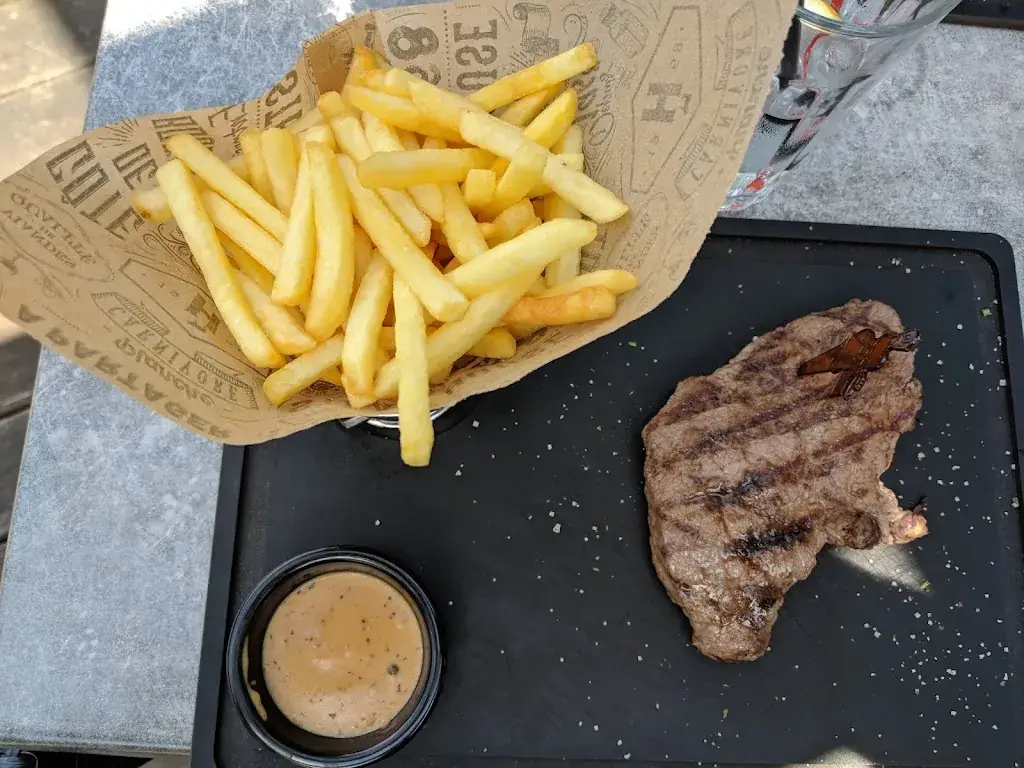 Paul Hockley_Hippopotamus_Aubière_review