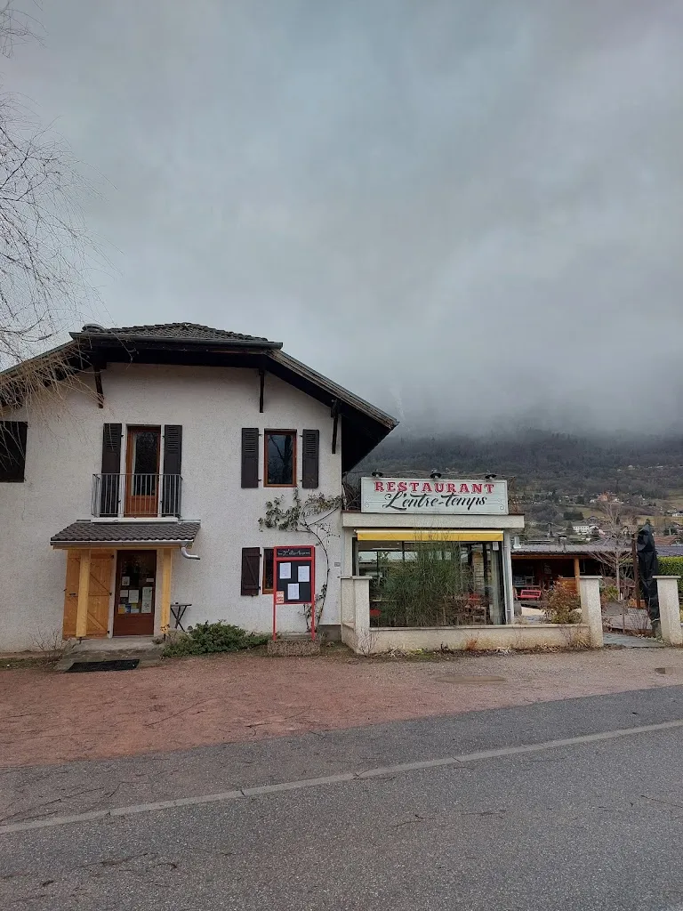 Zsombor Guszlev_L' entre-temps_Ayse_review