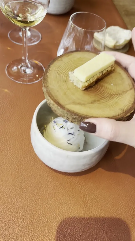 Océane Baulmont_Domaine du Lac - Racines_Saint-Denis-lès-Bourg_review