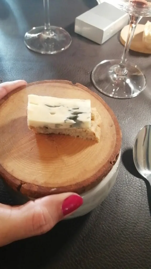 Laurence Dunoguiez_Domaine du Lac - Racines_Saint-Denis-lès-Bourg_review