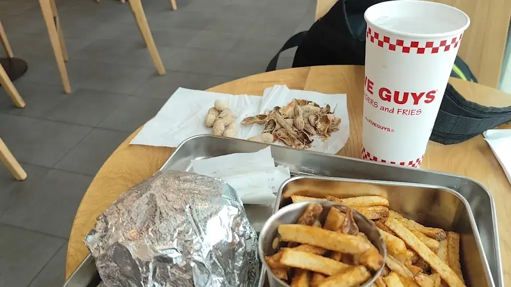 Five Guys Burgers and Fries Grenoble_Saint-Martin-d'Hères_slider_image_2