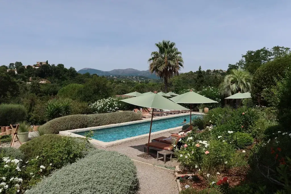 Julian Gargicevich_Toile Blanche_Saint-Paul-de-Vence_reseña