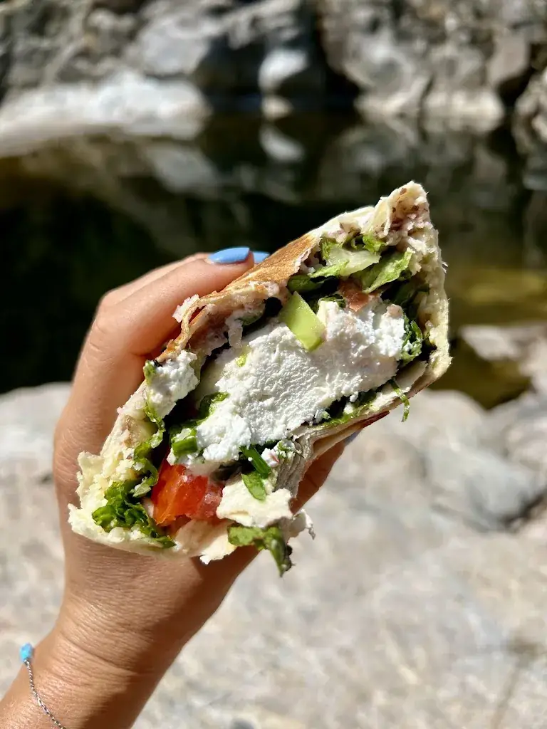 Camille YVORELLE_La Guinguette_Saint-Sauveur-de-Montagut_review