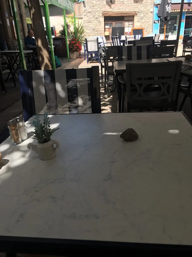 Robert t H_Bar Restaurant PMU Les Châtaigniers_Saint-Sauveur-de-Montagut_recensione