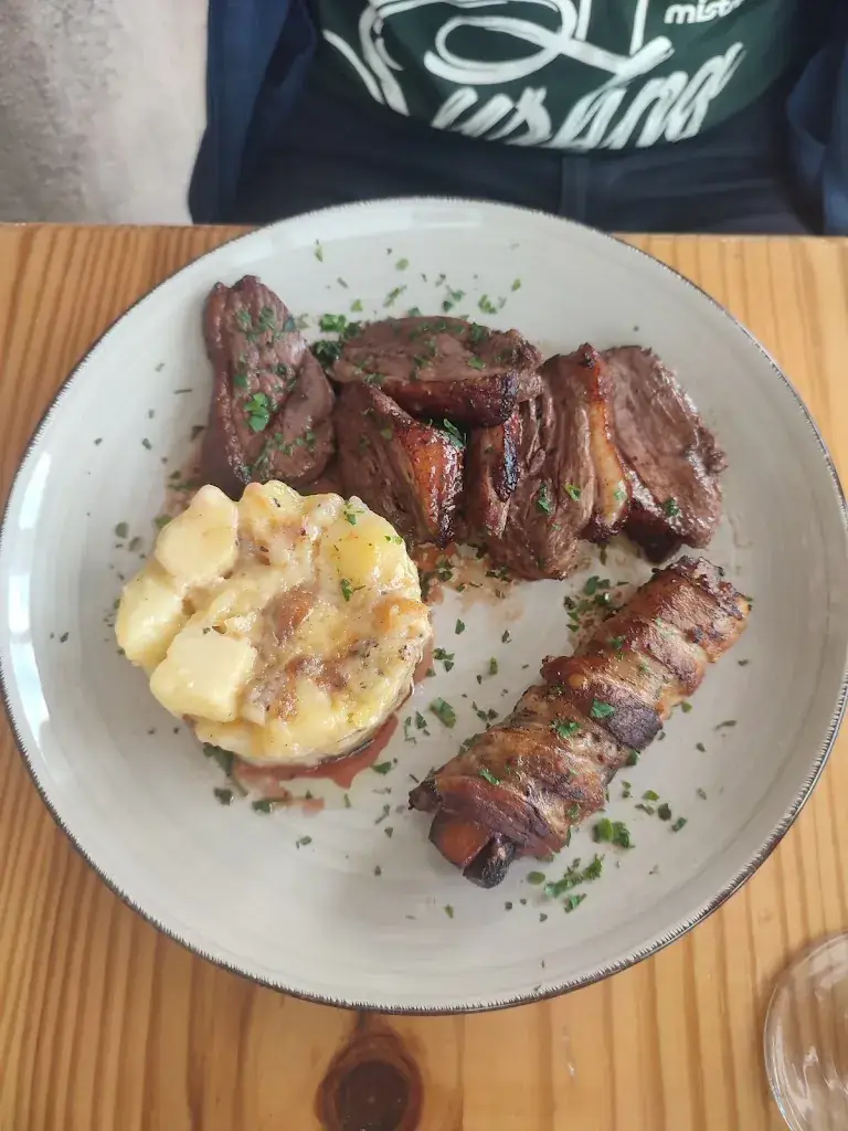 Léa Combarieu_La Cave_Saint-Sernin-sur-Rance_review