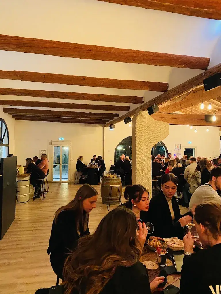 roumeas geraldine_L'atelier_Saint-Restitut_review