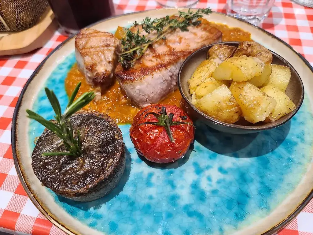 Café de la Mairie_Saint-Vincent-de-Mercuze_slider_image_3