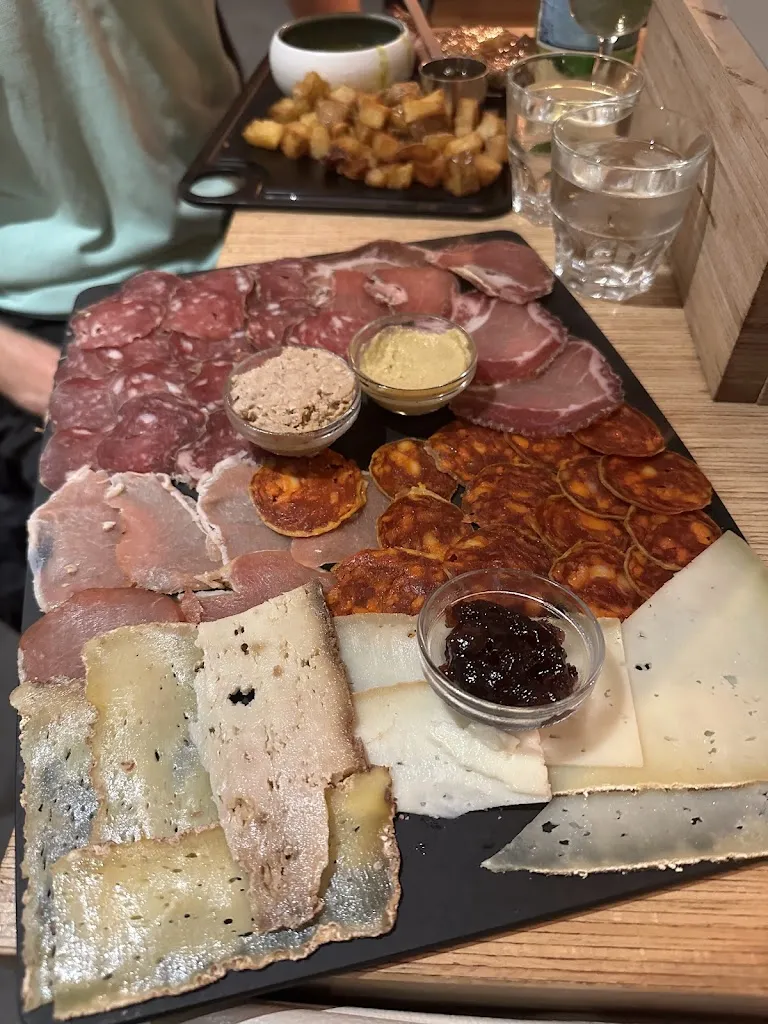 Hannah Newton_Restaurant Le Mouton Noir - Luz Saint Sauveur_Luz-Saint-Sauveur_recensione