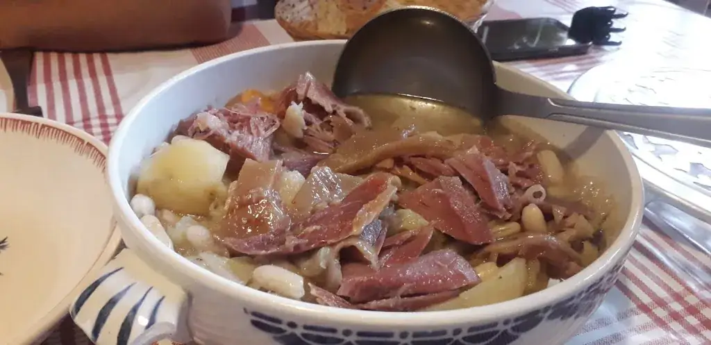 Ana León_Luz et Coutumes_Luz-Saint-Sauveur_review