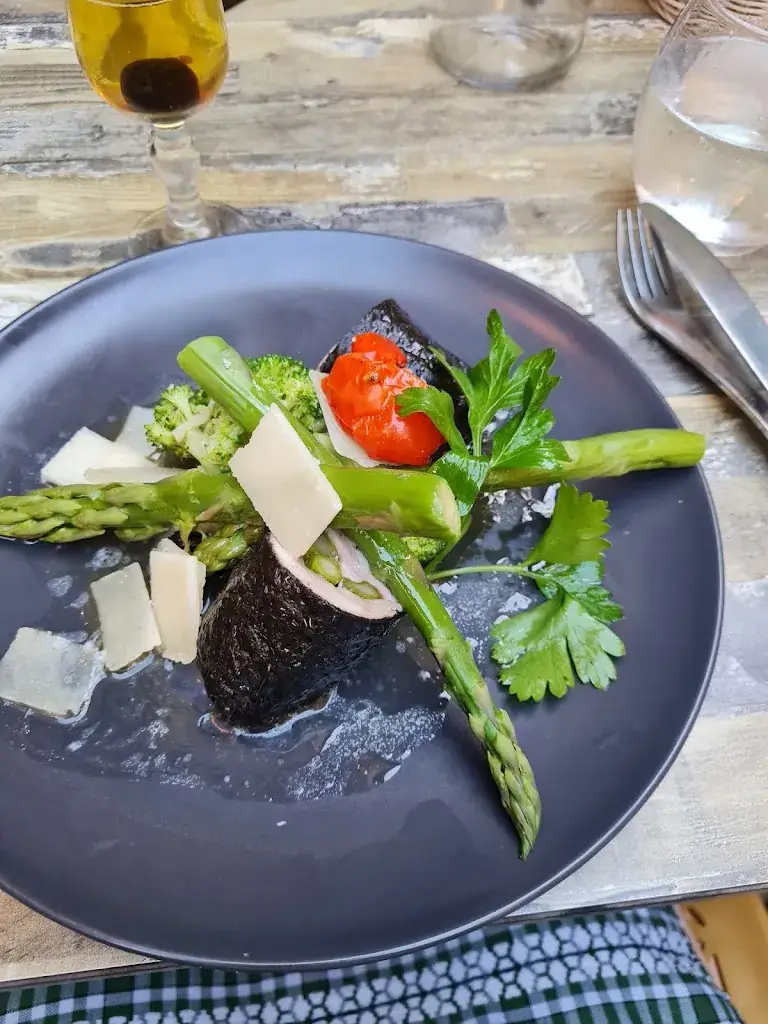 Valerie Glutz_Midi à l'ombre_Uzès_review