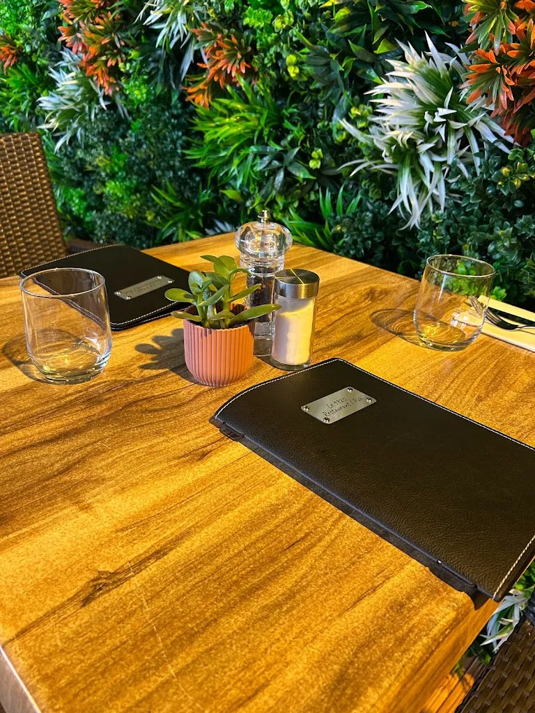 Le 1920_Sarras_slider_image_2