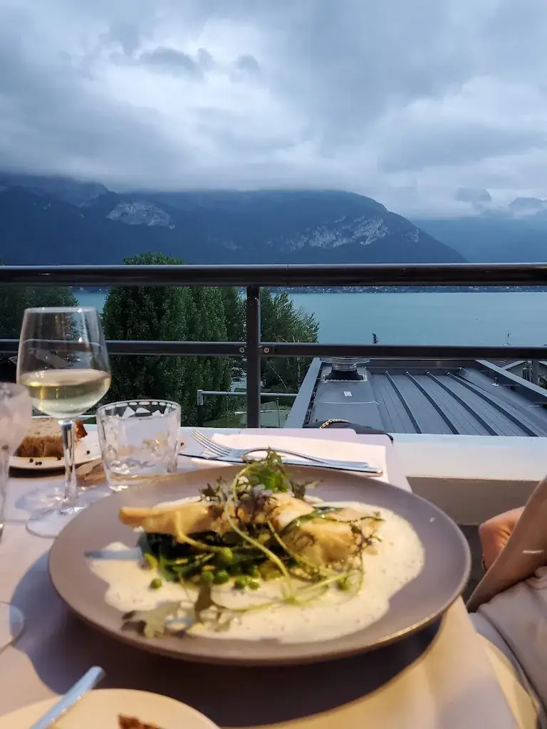 Luca Gobitschek Spinella_La Boussole_Sevrier_review