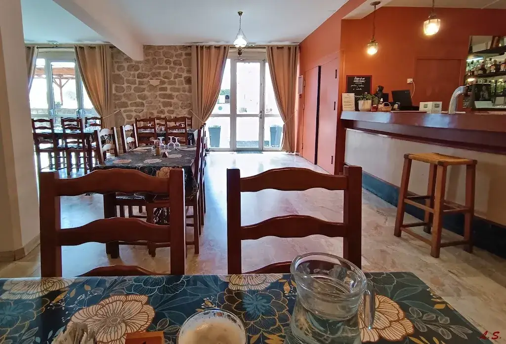 Le Ventre Jaune restaurant in Sury-le-Comtal