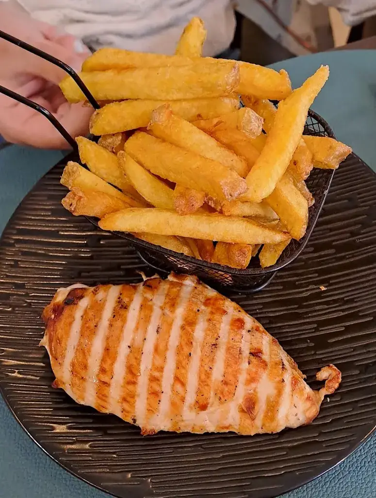 marion excoffier_A Table_Thiers_review