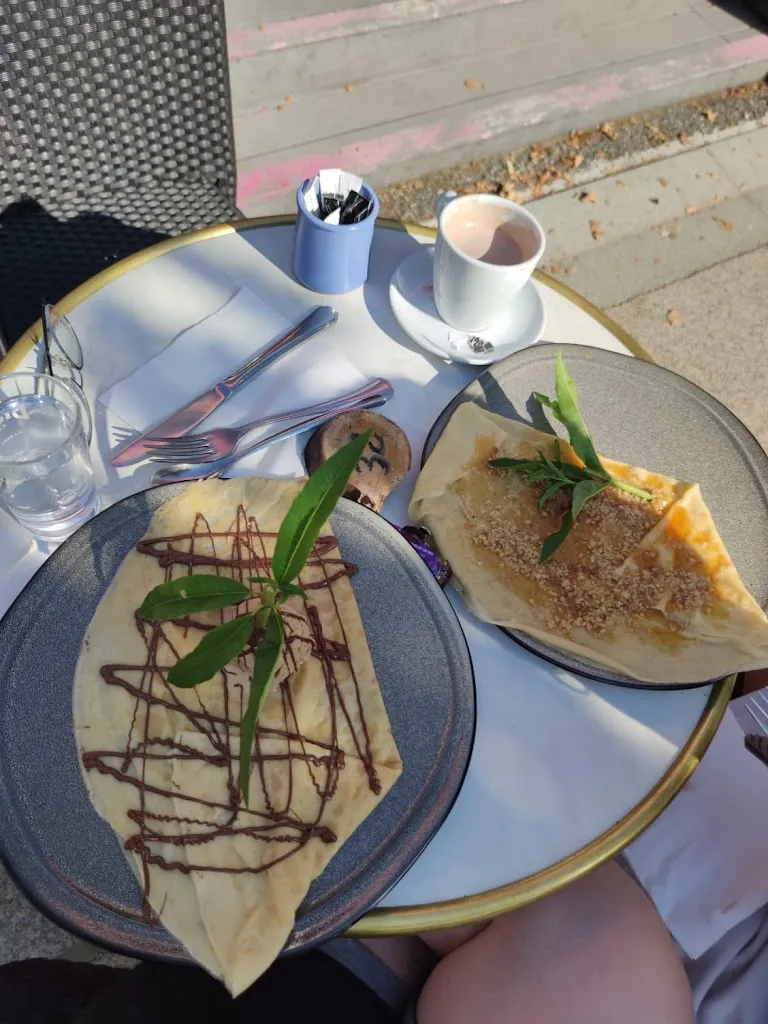 Laurine KARRER_Les fleurs d'Arlette_Thueyts_recensione