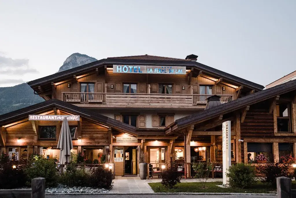 Hôtel La Ferme du Lac Thyez Restaurant in Thyez