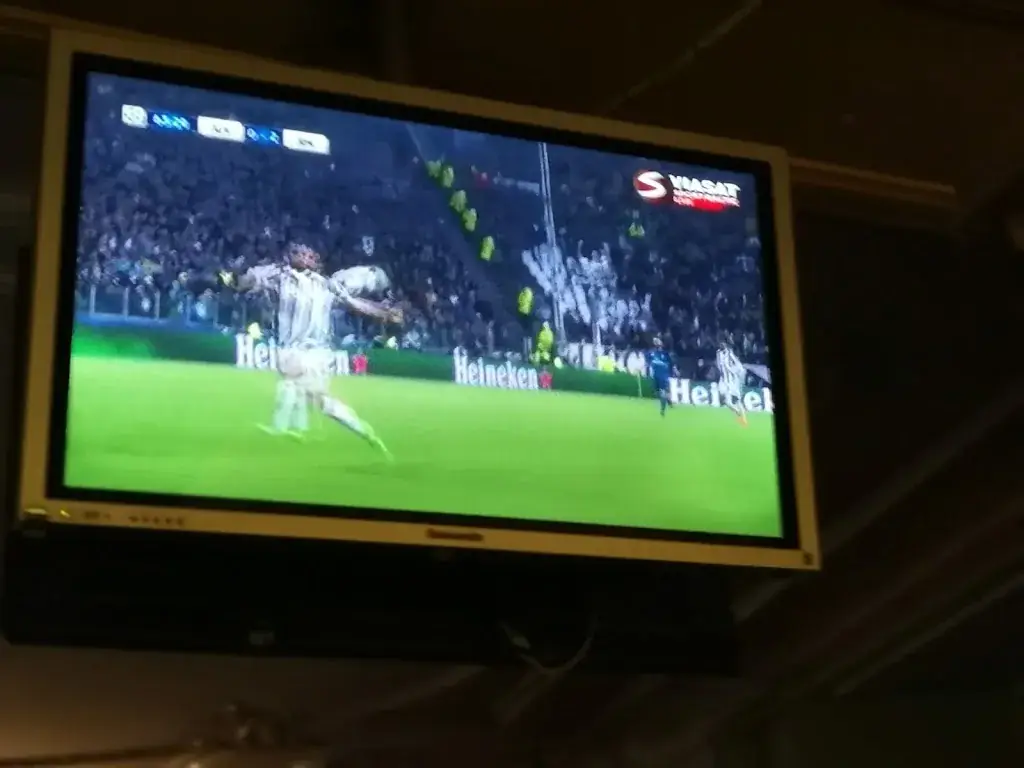 Edgars Miezis_Evil Monkey Pub_Samoëns_review