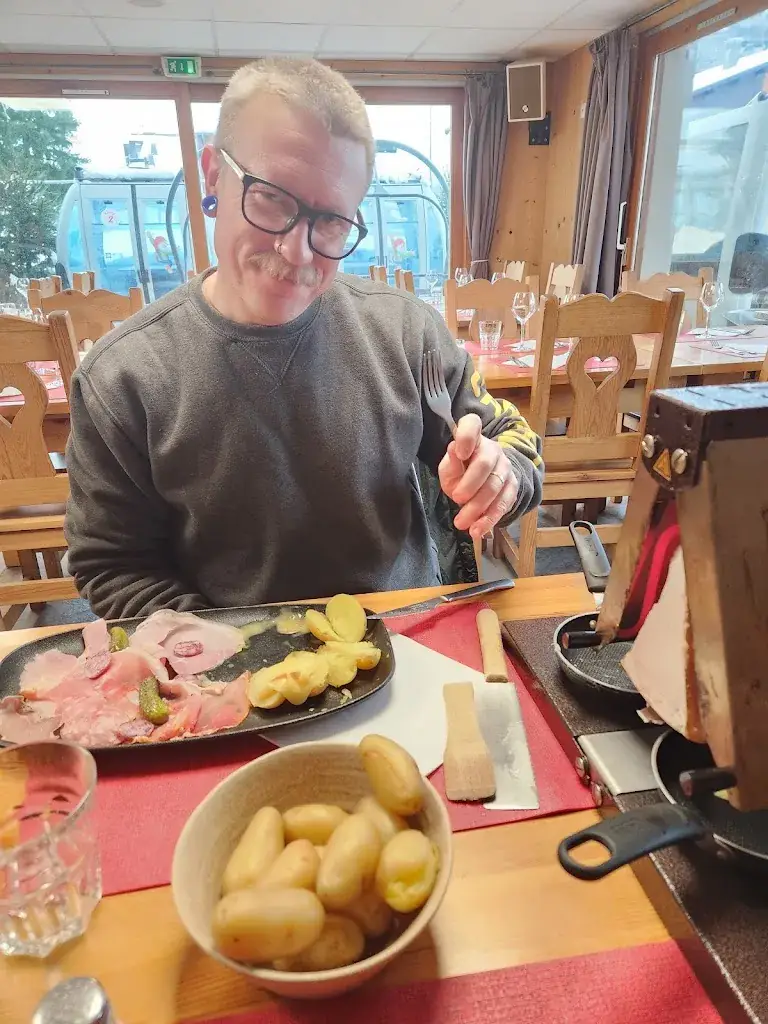 Tisha Shelley_La taverne_Taninges_review