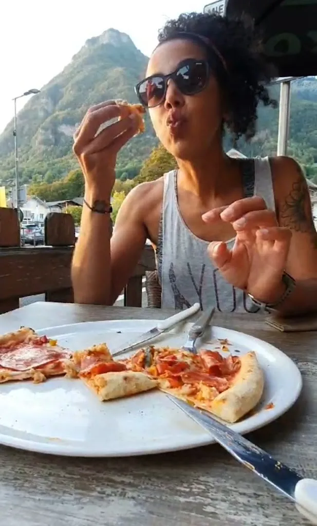 Claudia Carloni_Chez Nous bar pizzas burgers_Taninges_review