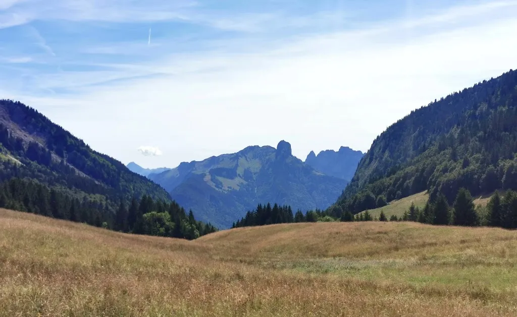Dominique Deschamps_Refuge Restaurant Notre Dame des Neiges Plateau des Glières_Balme-de-Thuy_avis