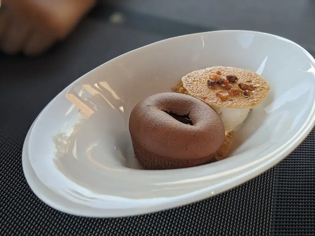 Mike Favila_Côteaux et Fourchettes_Cairanne_recensione