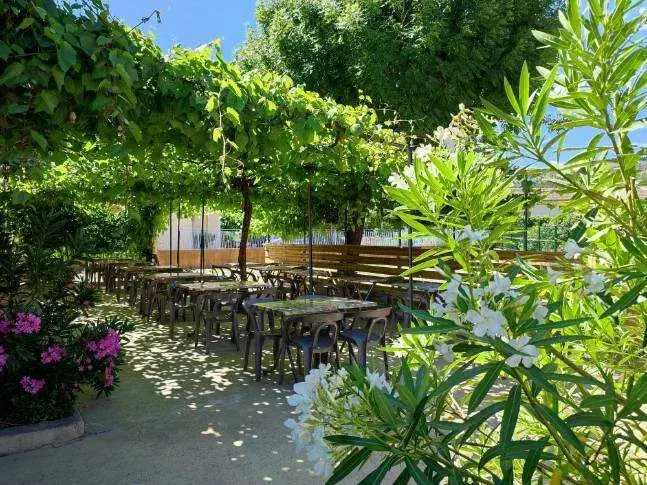 Le Peyrou Vesseaux_Vesseaux_slider_image_3