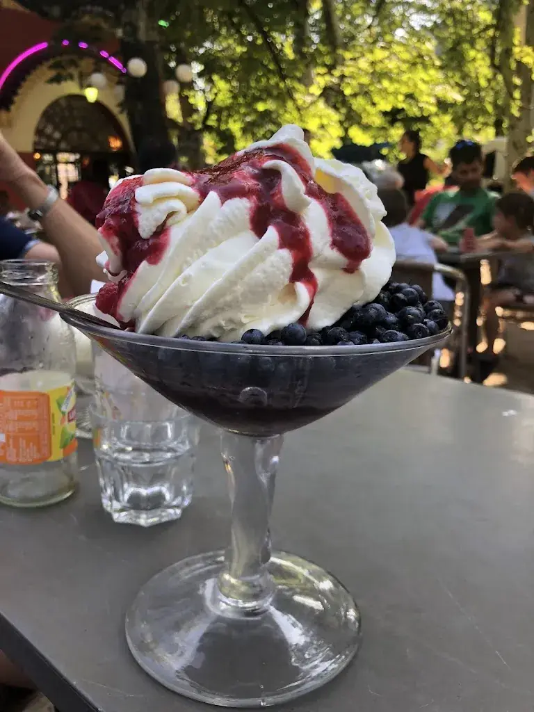 Margaux Beguet_Glacier Béatrix & Restaurant Côté Crêpes_Vals-les-Bains_review