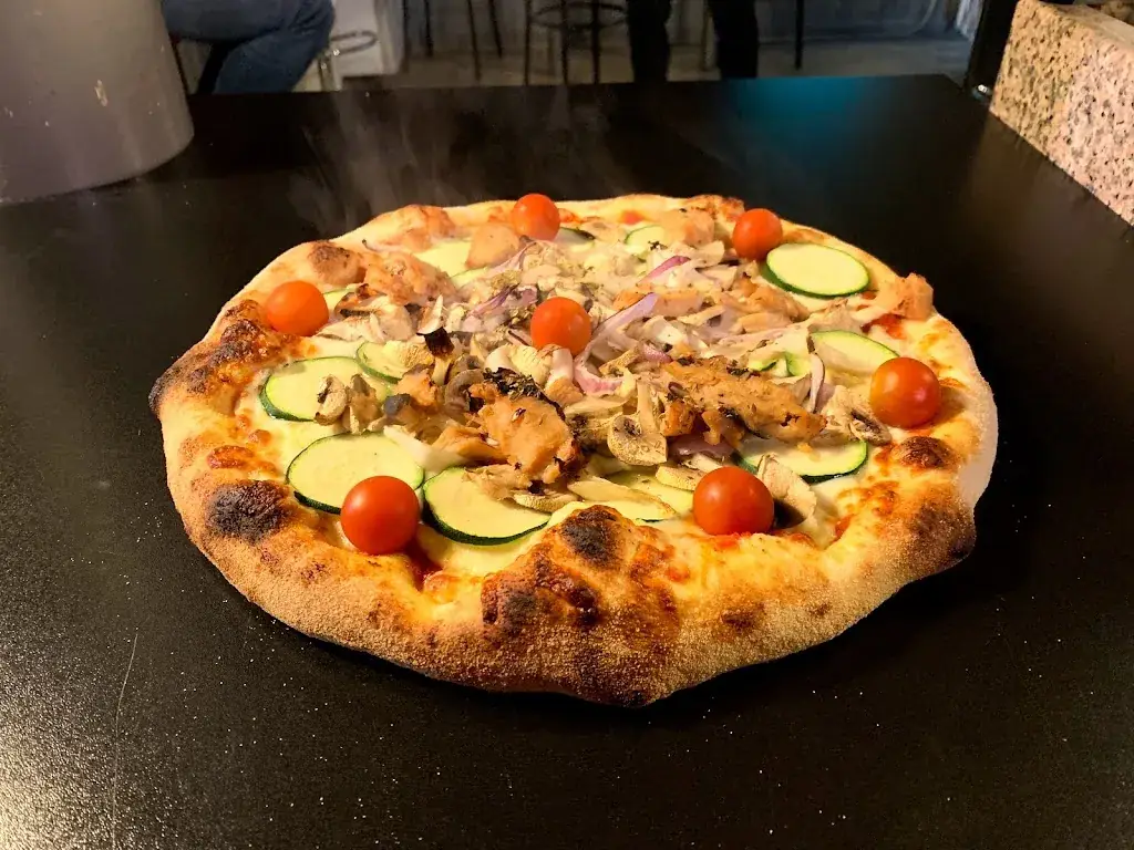 HOLLYWOOD PIZZA_Vic-le-Comte_slider_image_2