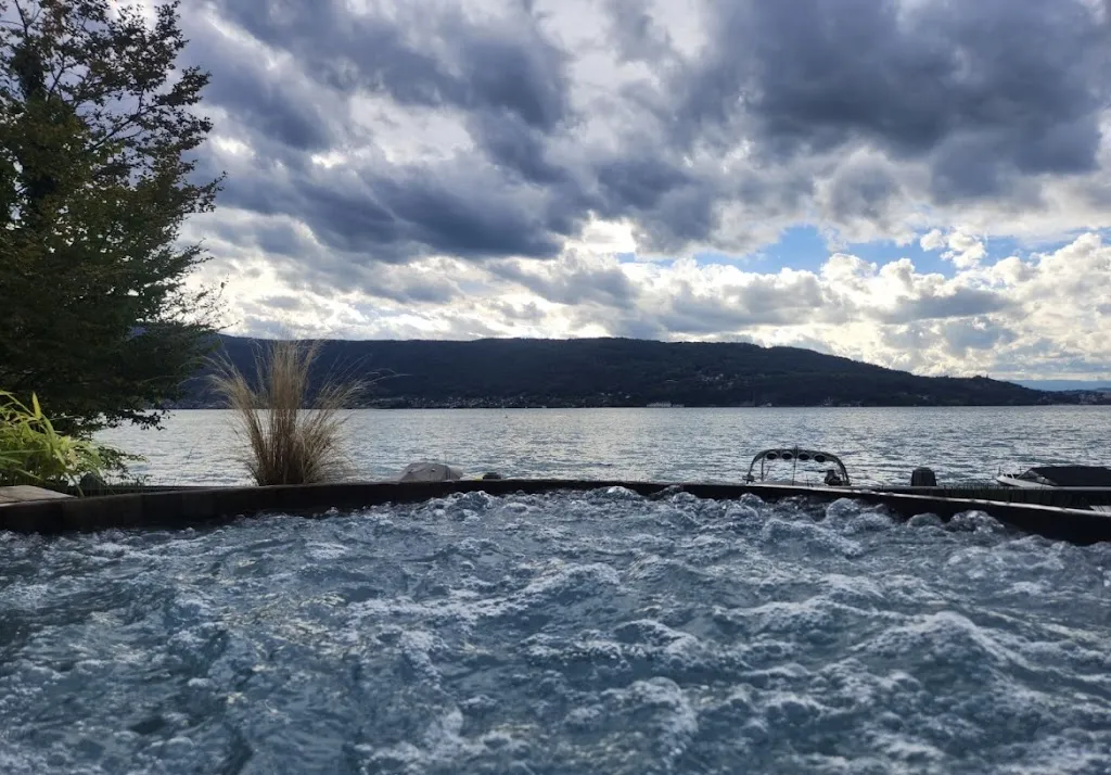 Ceighley Cribb_Hôtel et Restaurant La Maison Bleue_Veyrier-du-Lac_recensione