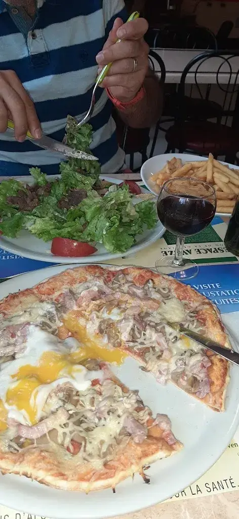 Lara Gomez_Café du centre_Vic-sur-Cère_avis