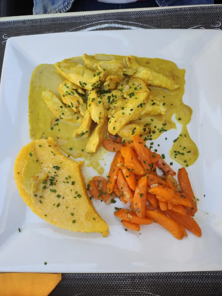 Xav Mnz_Les Pieds Sous La Table_Vif_review