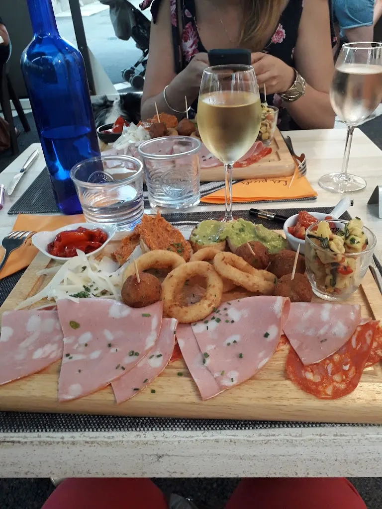 Les Pieds Sous La Table_Vif_slider_image_3