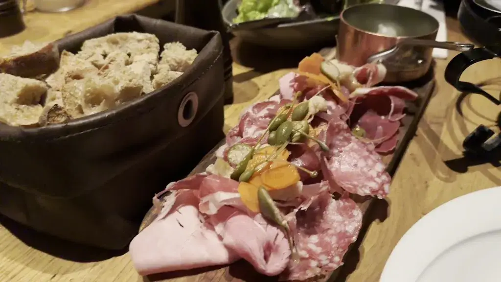 Julien Hurth_La Cabane - Restaurant_Thorens_review