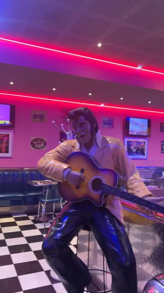 Nourah Alzahrani_Memphis - Restaurant Diner Viriat_Viriat_review