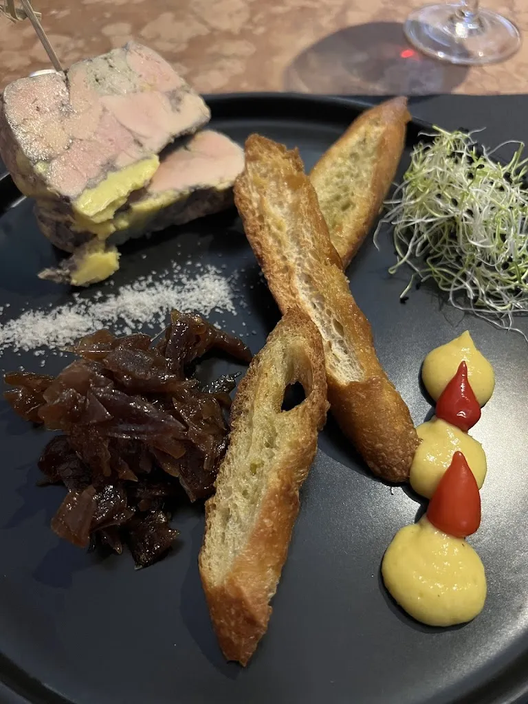 Caroline Drappeau_La Terrasse du Lac_Villerest_review