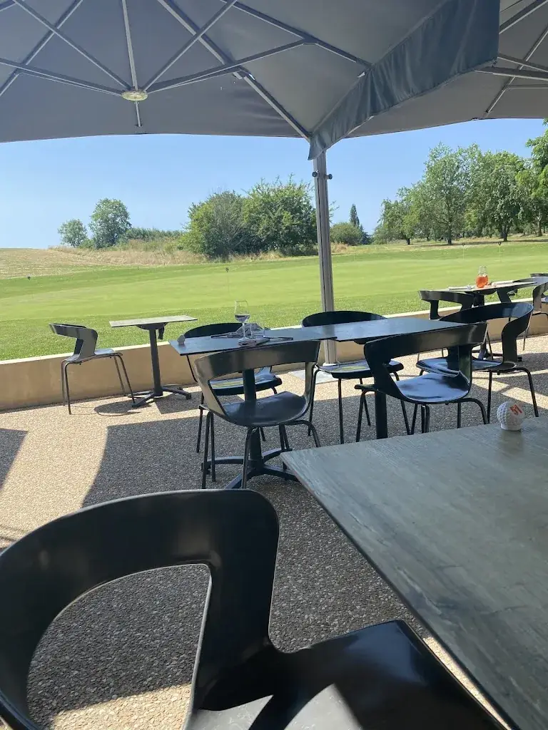 Le 9-18 restaurant in Villerest