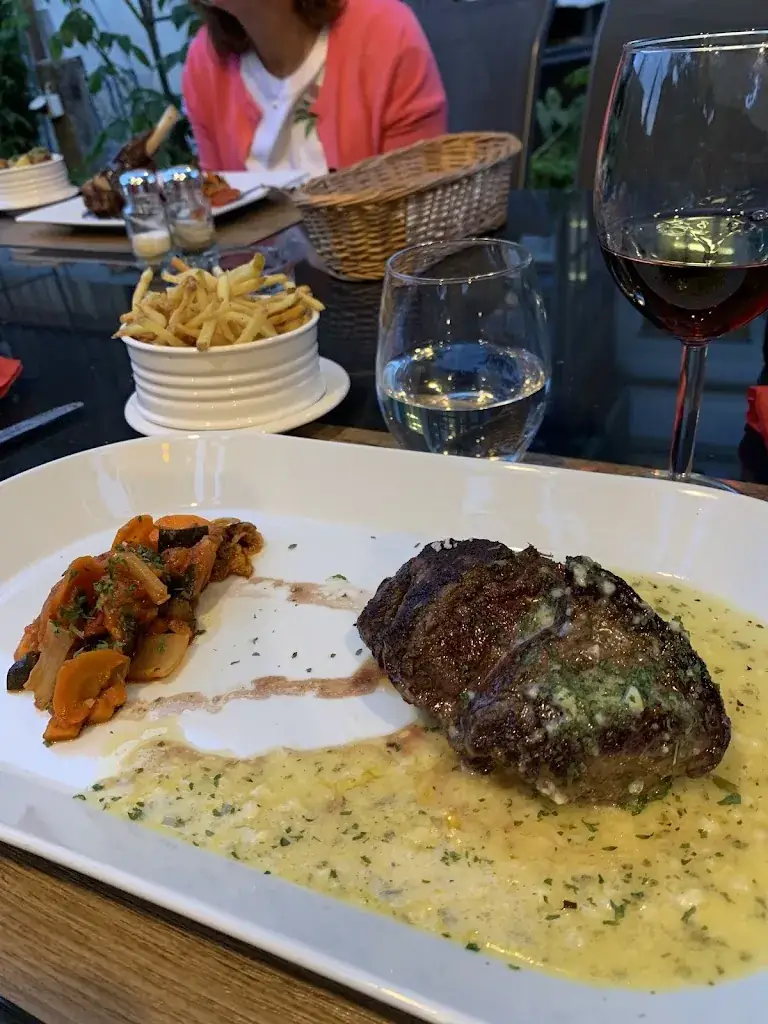 Emma Darriba_Café-Restaurant de la Poste et Cavin Traiteurs_Villars-Mendraz_review