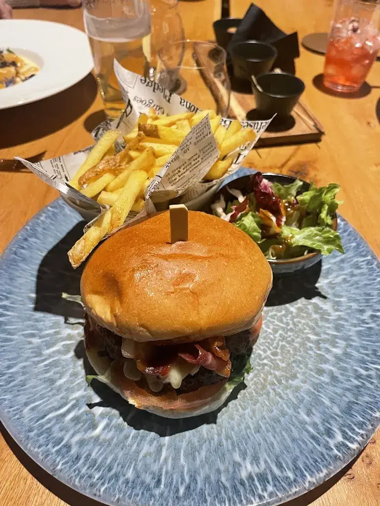 Alexander Collins_Le Bar du Palace_Villars-sur-Ollon_review